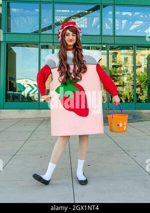 Partecipante che raffigura Mabel Pines of Gravity Falls, presso Comic con a Los Angeles, California, Stati Uniti Foto Stock