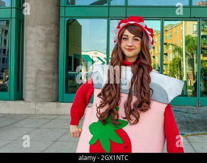 Partecipante che raffigura Mabel Pines of Gravity Falls, presso Comic con a Los Angeles, California, Stati Uniti Foto Stock