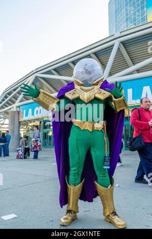 Partecipante che ritrae il personaggio di Mysterio in costume colorato, al Comic con di Los Angeles, CA, Stati Uniti Foto Stock