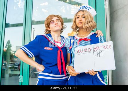 I partecipanti ritraggono Steve e Robin's Scoops Ahoy of Stranger Things, presso Comic con a Los Angeles, California, Stati Uniti Foto Stock