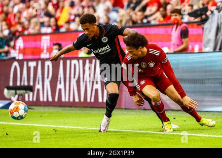 Monaco di Baviera, Germania. 3 ottobre 2021. Leroy sane (R) del Bayern Munich vies con la Tuta di Francoforte durante una partita della Bundesliga tedesca tra Bayern Munich e Eintracht Frankfurt a Monaco di Baviera, Germania, 3 ottobre 2021. Credit: Philippe Ruiz/Xinhua/Alamy Live News Foto Stock