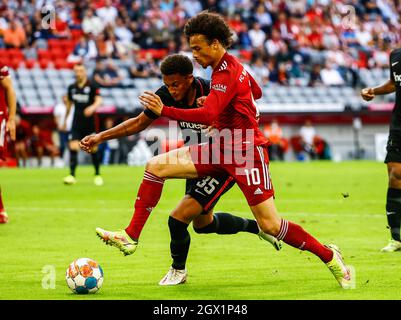 Monaco di Baviera, Germania. 3 ottobre 2021. Leroy sane (R) del Bayern Munich vies con la Tuta di Francoforte durante una partita della Bundesliga tedesca tra Bayern Munich e Eintracht Frankfurt a Monaco di Baviera, Germania, 3 ottobre 2021. Credit: Philippe Ruiz/Xinhua/Alamy Live News Foto Stock