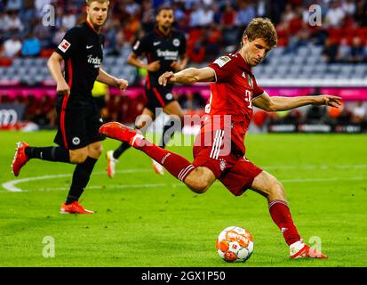 Monaco di Baviera, Germania. 3 ottobre 2021. Thomas Mueller (R) del Bayern Munich compete durante una partita della Bundesliga tedesca tra Bayern Munich e Eintracht Frankfurt a Monaco di Baviera, Germania, 3 ottobre 2021. Credit: Philippe Ruiz/Xinhua/Alamy Live News Foto Stock