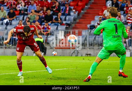 Monaco di Baviera, Germania. 3 ottobre 2021. Robert Lewandowski (L) del Bayern Monaco di Baviera prende un header durante una partita della Bundesliga tedesca tra Bayern Monaco di Baviera ed Eintracht Francoforte a Monaco di Baviera, Germania, 3 ottobre 2021. Credit: Philippe Ruiz/Xinhua/Alamy Live News Foto Stock