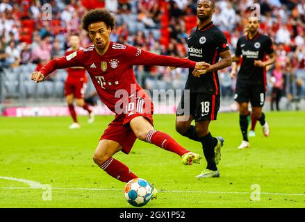 Monaco di Baviera, Germania. 3 ottobre 2021. Leroy sane (L) del Bayern Munich controlla la palla durante una partita della Bundesliga tedesca tra il Bayern Munich e l'Eintracht Frankfurt a Monaco di Baviera, Germania, 3 ottobre 2021. Credit: Philippe Ruiz/Xinhua/Alamy Live News Foto Stock