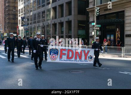 New York City, Stati Uniti. 03 ottobre 2021. New York City celebra l'84th annuale Pulaski Day Parade. La sfilata celebra anche il centesimo compleanno di San Giovanni Paolo II (Foto di Steve Sanchez/Pacific Press) Credit: Pacific Press Media Production Corp./Alamy Live News Foto Stock