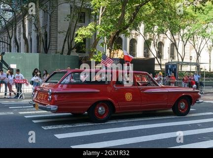 New York City, Stati Uniti. 03 ottobre 2021. New York City celebra l'84th annuale Pulaski Day Parade. La sfilata celebra anche il centesimo compleanno di San Giovanni Paolo II (Foto di Steve Sanchez/Pacific Press) Credit: Pacific Press Media Production Corp./Alamy Live News Foto Stock