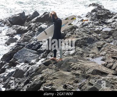 I surfisti possono godersi i mari in una giornata autunnale soleggiato e ventilata a Porthleven, Cornovaglia. Foto Stock