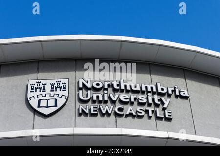 University of Northumbria a Newcastle segno e scudo su un edificio universitario a Newcastle upon Tyne, Regno Unito Foto Stock