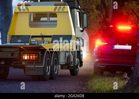 Auto traina il camion sulla strada in un incidente luogo Foto Stock