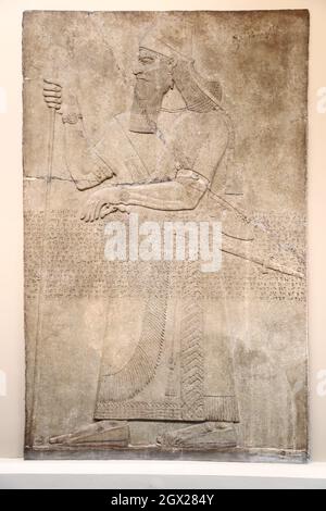 Rilievo del re assiro Ashurnasirpal II dal palazzo nord-ovest di Nimrud al British Museum, Londra, Regno Unito Foto Stock