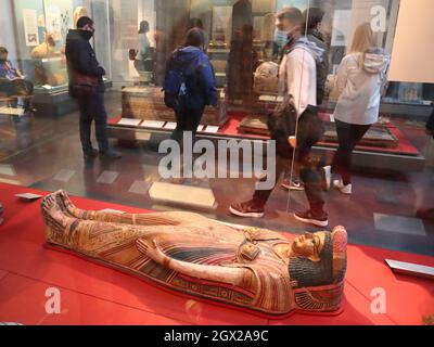 I visitatori che studiano mostre egiziane al British Museum di Londra, Regno Unito Foto Stock