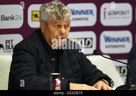 KIEV, UCRAINA - 03 OTTOBRE 2021 - Capo allenatore del FC Dynamo Kyiv Mircea Lucescu è raffigurato durante la conferenza stampa dopo il Premier ucraino Leag Foto Stock