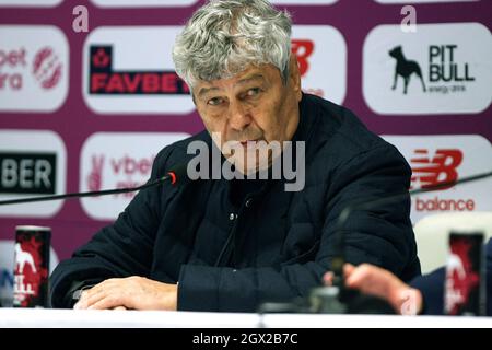 KIEV, UCRAINA - 03 OTTOBRE 2021 - Capo allenatore del FC Dynamo Kyiv Mircea Lucescu è raffigurato durante la conferenza stampa dopo il Premier ucraino Leag Foto Stock