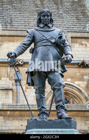 Statua di Oliver Cromwell fuori dal Parlamento. Londra, Inghilterra Foto Stock