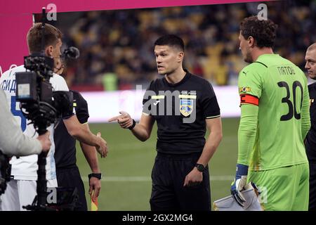 KIEV, UCRAINA - 03 OTTOBRE 2021 - Referee visto durante la partita della Premier League Ucraina del 10° round tra FC Dynamo Kyiv e FC Shakhtar Foto Stock
