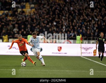 KIEV, UCRAINA - 03 OTTOBRE 2021 - i centrocampisti del FC Shakhtar Donetsk Marlos e del FC Dynamo Kyiv Oleksandr Karavayev combattono per la palla durante l'Ukra Foto Stock