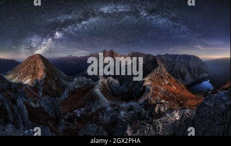 Via lattiginosa sopra Tatra montagna panorama paesaggsarda di notte, Polonia Foto Stock