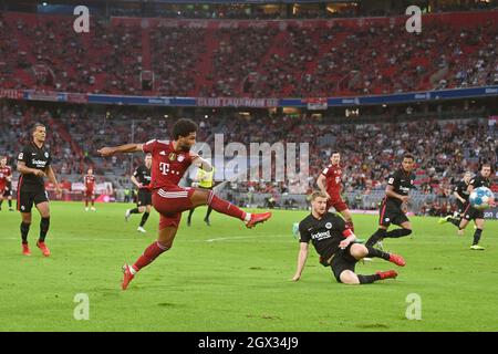 Goalchance Serge GNABRY (FC Bayern Monaco), azione, duelli contro Martin HINTEREGGER (Eintracht Francoforte). Calcio 1. Bundesliga stagione 2021/2022, 7° giorno di festa, giorno di festa 07. FC Bayern Monaco-Eintracht Francoforte 1-2, il 3 ottobre 2021, ALLIANZARENA Muenchen. Foto Stock