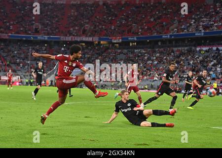 Goalchance Serge GNABRY (FC Bayern Monaco), azione, duelli contro Martin HINTEREGGER (Eintracht Francoforte). Calcio 1. Bundesliga stagione 2021/2022, 7° giorno di festa, giorno di festa 07. FC Bayern Monaco-Eintracht Francoforte 1-2, il 3 ottobre 2021, ALLIANZARENA Muenchen. Foto Stock