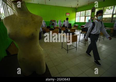 Palu, Sulawesi Centrale, Indonesia. 4 ottobre 2021. Gli studenti di un certo numero di scuole madrassa hanno iniziato a studiare faccia a faccia su una base limitata in mezzo alla pandemia del covid-19 a Palu City, Sulawesi centrale. L'applicazione è stata effettuata a seguito di bassi casi di covid-19 nell'area locale, applicando ancora protocolli sanitari come lavaggio mani, controllo della temperatura corporea, e indossare maschere. (Credit Image: © Adi PranataZUMA Wire) Credit: ZUMA Press, Inc./Alamy Live News Foto Stock