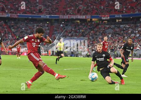 Goalchance Serge GNABRY (FC Bayern Monaco), azione, duelli contro Martin HINTEREGGER (Eintracht Francoforte). Calcio 1. Bundesliga stagione 2021/2022, 7° giorno di festa, giorno di festa 07. FC Bayern Monaco-Eintracht Francoforte 1-2, il 3 ottobre 2021, ALLIANZARENA Muenchen. Foto Stock