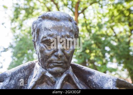 Josip Broz Tito, statuaria di bronzo al parco del museo, Museo della Jugoslavia, Belgrado, Serbia. La statua più famosa del leader jugoslavo Tito. Monumento Foto Stock