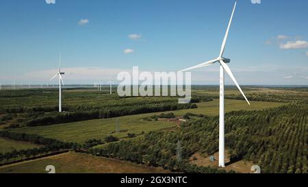 Pechino, Cina. 8 settembre 2021. Foto aerea scattata l'8 settembre 2021 mostra una fattoria eolica del progetto Daqing Wind Power a Daqing, nella provincia di Heilongjiang della Cina nord-orientale. Credit: Wang Jianwei/Xinhua/Alamy Live News Foto Stock