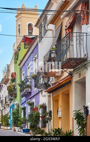 Pittoresche facciate colorate nel centro storico di Calpe. Alicante, Spagna Foto Stock