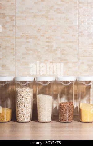 Vasetti per la conservazione di cereali, pasta e altri prodotti sfusi in cucina. Foto Stock