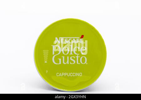 Irvine, Scozia, Regno Unito - 29 settembre 2021: Una cialda di caffè Cappuccino Nescafe Dolce-gusto in confezione riciclabile. Foto Stock