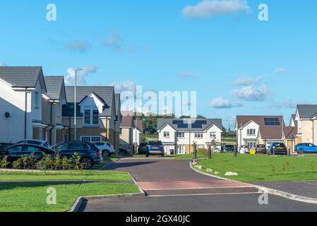 Irvine, Scotland, UK - Settembre, 19, 2021: Moderno sviluppo di alloggi scozzesi nel Nord Ayrshire con vari disegni di villa semi e indipendente Foto Stock