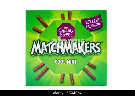 Irvine, Scotland, UK - Settembre, 29, 2021: Una scatola di cioccolatini Matchmaker di marca Nestle Quality Street Confectionary in un materiale plastico riciclabile Foto Stock