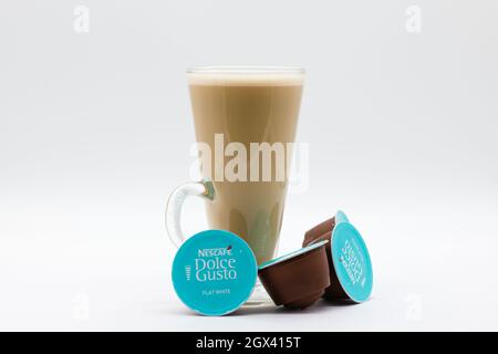 Irvine, Scotland, UK - 29 settembre 2021: Un bicchiere di caffè alto e una scatola di cialde di caffè Dolce gusto bianco in confezione completamente riciclabile. Foto Stock