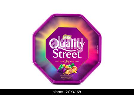 Irvine, Scozia, UK - 29 settembre 2021: Una scatola di cioccolatini di marca Quality Street Confectionary di marca Nestle in una scatola riciclabile di plastica. Foto Stock