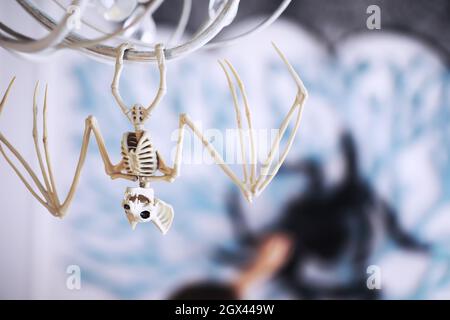 Soggiorno decorato a tema di Halloween. Stile di vita Halloween stagione famiglia interni. Tradizionale sfondo decorazioni Halloween. Foto Stock