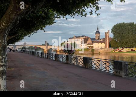 Le rive del fiume Saone a Chalon-sur-Saône, Francia orientale. Foto Stock