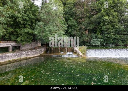 Uno stramazzo sul fiume Tille a Lux, Cote-d'Or, Francia Foto Stock