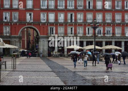 Madrid, Spagna. 3 ottobre 2021. Piazza Mayor, gente a piedi Foto Stock