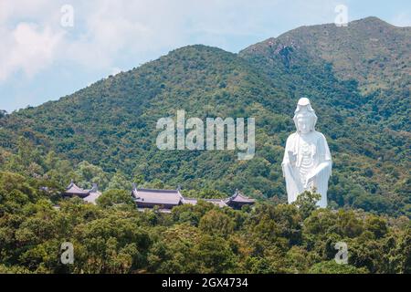 Guanyin gigante, Statua della Dea nel paesaggio di campagna di Tai po, Hong Kong, giorno, giorno chiaro Foto Stock