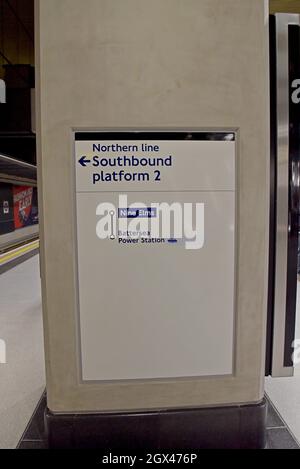 Cartina della metropolitana che mostra la stazione di Battersea come destinazione alla stazione della metropolitana di Nine Elms, Londra UK il giorno di apertura, 20 settembre 2021 Foto Stock