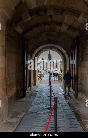 Ingresso al Castello di Edimburgo dall'interno Foto Stock