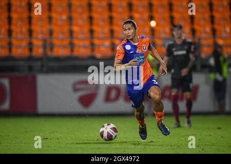 Thitathorn Aksornsri del Port FC in azione durante la partita della Thai Premier League 2021 tra Port FC e Muangthong Uniti al PAT Stadium. Punteggio finale; Port FC 1:0 Muangthong Unito. (Foto di Amphol Thongmueangluang / SOPA i/Sipa USA) Foto Stock