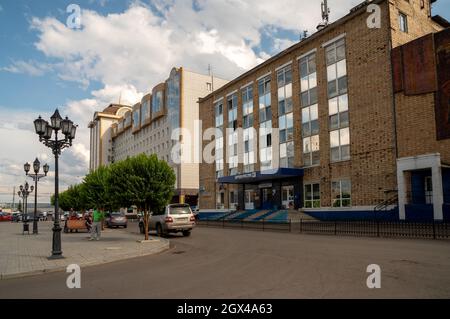 L'ufficio postale con il logo della posta russa sopra il portico della stazione ferroviaria principale della città, in una giornata estiva soleggiata. Foto Stock
