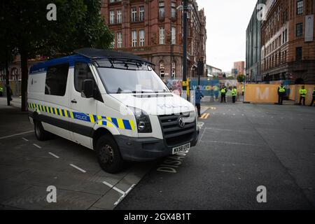 Manchester, Regno Unito. 3 ottobre 2021. La stretta sicurezza circonda il complesso centrale della Convenzione di Manchester, dove il partito conservatore tiene il suo annu Foto Stock