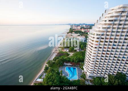 Vista aerea della città turistica di Hua Hin la mattina d'estate, le principali attrazioni turistiche in Thailandia. Foto Stock