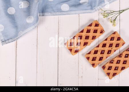 Fette rettangolari di torta chiamata 'Linzer Torte', un dolce tradizionale austriaco con confetture di frutta e noci affettate con disegno a reticolo su s. Foto Stock