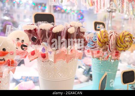 Lollipops di Natale nel negozio durante le feste di Capodanno. Albero e simboli di neve di Natale. Foto Stock