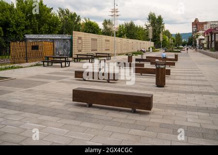 Panchine per il relax nel quartiere storico di Gorky Street, di fronte alle vecchie case in legno, il giro del XIX - XX secolo. Foto Stock