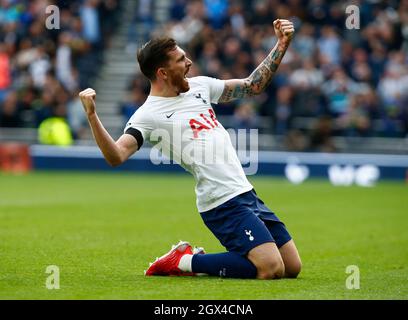 LONDRA, Inghilterra - OTTOBRE 03: Pierre-Emile Hojbjerg di Tottenham Hotspur celebra il suo obiettivo durante la Premier League tra Tottenham Hotspur e Aston Foto Stock